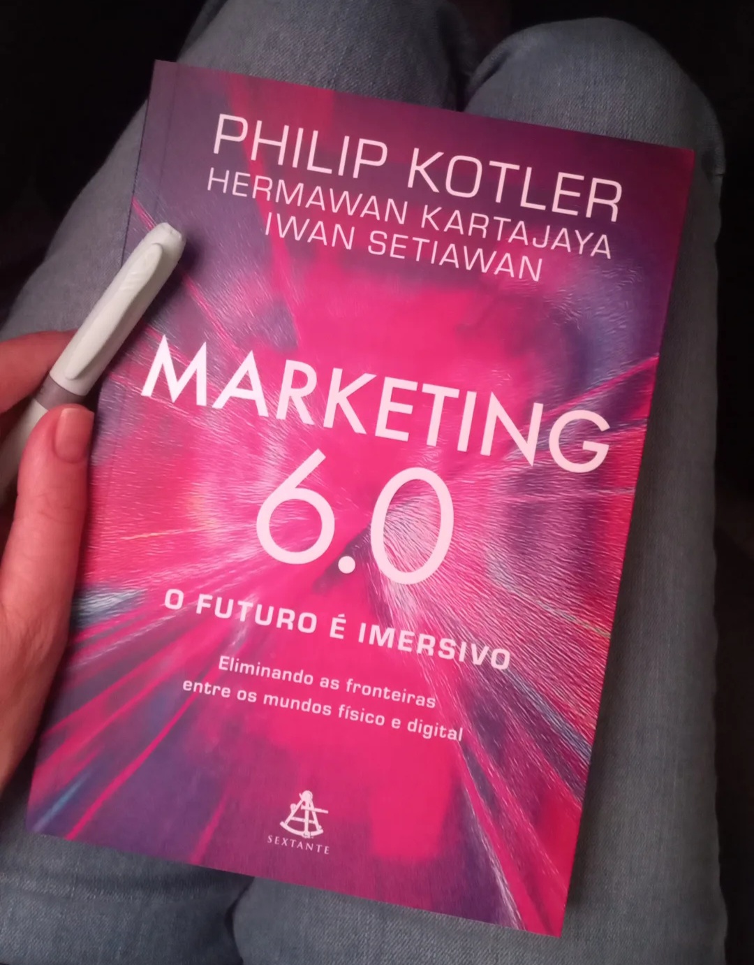 Resenha do livro "Marketing 6.0: O futuro é imersivo". Eliminando as fronteiras entre os mundos físico e digital. Tânia Tiburzio, Redatora SEO.
